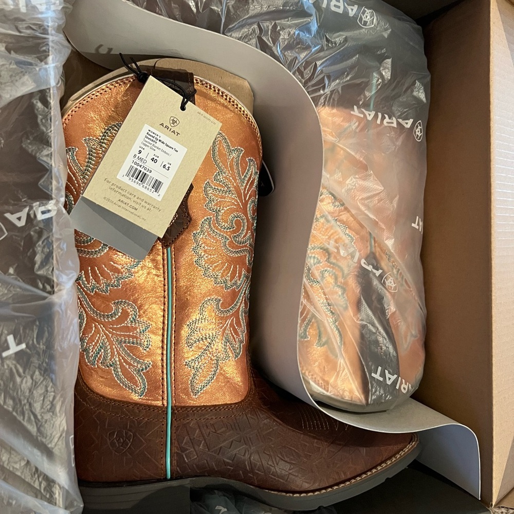 Ariat Round Up Wide Square Toe
StretchFit Boot